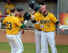 Chapöchen: Kevin Kotowski, Mike Larson und Peter Johannessen empfangen Max Boldt (l.) nach dessen Homerun im ersten Inning zur 3:1-Führung.