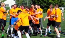 Dass die Siegesfeier in Mombach stattfand, störte niemanden: Der FSV Saulheim wird am vorletzten Spieltag Meister der A-Klasse.