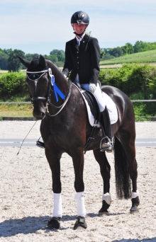 Auf Charmeur Noir schaffte die Ebersheimerin Tatjana Rausch es in Stadecken-Elsheim in beiden M*-Dressurprüfungen in die Platzierungen.