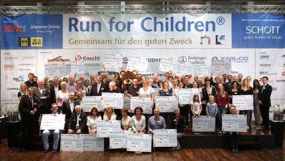 165.000 Euro für Kinder: Die Schott AG hat den Erlös des elften „Run for Children" vom Juni an 29 Organisationen übergeben.