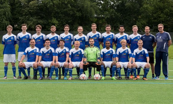 Der Kader des SV Klein-Winternheim: (hinten von links): Johannes Schwank, Janis Vogel, Niclas Himioben, Sascha Derstroff, Aaron Becher, Jan Becher, Denis Singer, Roman Mayer, Sebastian Klein, Marius Schwank, Trainer Boris Rump, Betreuer Peter Schnarr, (vorne): Christian Kasper, Oliver Kubis, Johannes Klein, Sven Lahr, Vito Foggia, Yeifry Romero Ramirez, Valentin Pfaff, Philipp Zwirner. Es fehlen Andreas Knaack, Moritz Hieronimus, Manuel Schmidt, Timo Sparrenberger und Kotrainer Roland Kaufmann.