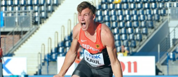 Da muss die Anspannung raus: Im Hochsprung katapultierte Niklas Kaul sich über 2,10 Meter und damit in der Gesamtwertung in die Spitzengruppe.