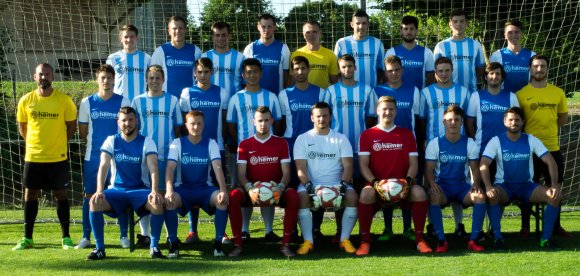 Der Kader des TSV Gundheim (hinten v.l.): Lukas Becker, Benedikt Helfen, Thomas Michel, Hendrik Bitsch, Dieter Gutzler (Trainer), Sebastian Reimertz, Pascal Böß, Christoph Frey, Philipp Fischer-Radtke. Mitte v.l.: Christian Vogel, Leonard Nägele, Yannik Schwarz, Marcel Flick, Zhenxiao Yu, Heiko Bunn, Patrick Herrmann, Daniel Renz, David Leidemer, Benjamin Knobloch, Sven Oswald (Trainer). Vorne v.l.: Daniel Sälzer, Yannic Bertram, Fabian Frey, Sascha Biedenkapp, Henrik Perl, Nils Bäcker, Tobias Gutzler.