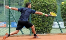 Marco Bella kassierte gegen den TC Oberweier seine erste Saisonniederlage, setzte sich tags drauf in Kronberg aber im Matchtiebreak durch.