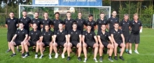 Der Kader der SG Schornsheim/Undenheim, hinten von links: Bernd Fiedler, Tobias Binder, Artur Wolf, Kevin Gauer, Bilal Iqbal, Eduard Wolf, Lars Weber, Benjamin Wollmirstedt, David Mayer, Arber Sadiku, Torwartttrainer Hans Andre, Trainer Kurt Heil. Vorne v.l.: Sebastian Linnebach, Florian Sprenger, Pascal Mirinouri, Jan Leigert, Pascal Reichert, Marvin Mihalik, Andreas Ebling, Michael Menger. Es fehlen: Feridun Yesilöz, Patrick Hollerbach, Frederik Gruschwitz, Mike Weisheimer.