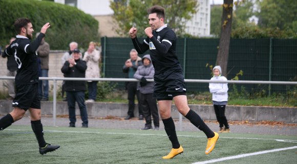 Carlos Stabel (l.) beglückwünscht Norman Loos zu einem von drei Toren beim 4:0-Erfolg gegen RWO Alzey. Die eindeutige Sache aus der Vorsaison könnte in dieser Runde zu einem Spitzenduell werden.