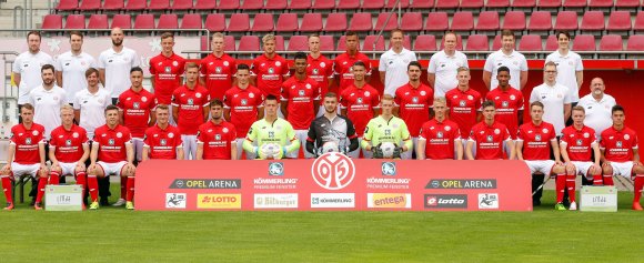 Der Kader der U23 des FSV Mainz 05, hinten von links: Michael Thomas (Physiotherapeut), Nico Hölzel (Physiotherapeut), Sebastian Schimek (Athletiktrainer), Tevin Ihrig, Leon Kern, Felix Lohkemper, Maurice Neubauer, Marcel Costly, Sven Hoffmeister (Torwarttrainer), Torsten Körner (Betreuer), Dr. Jochen Wollstädter (Mannschaftsarzt), Dr. Tobias Nowak (Mannschaftsarzt). Mitte v.l.: Sandro Schwarz (Trainer), Michael Falkenmayer (Kotrainer), Mounir Bouziane, Matti Steinmann, Noah Korczowski, Aaron Seydel, Heinz Mörschel, Maximilian Rossmann, Patrick Schorr, Charmaine Häusl, André Hechelmann (Teammanager), Helmut Mayer (Spielleiter). Vorne v.l.: Malte Moos, Patrick Pflücke, Dennis Franzin, Daniel Bohl, Bilal Kamarieh, Marco Aulbach, Lukas Watkowiak, Patrick Manthe, Mike Andreas, Patrick Huth, Tim Müller, Benjamin Trümner, Devante Parker.