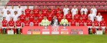 Der Kader der U23 des FSV Mainz 05, hinten von links: Michael Thomas (Physiotherapeut), Nico Hölzel (Physiotherapeut), Sebastian Schimek (Athletiktrainer), Tevin Ihrig, Leon Kern, Felix Lohkemper, Maurice Neubauer, Marcel Costly, Sven Hoffmeister (Torwarttrainer), Torsten Körner (Betreuer), Dr. Jochen Wollstädter (Mannschaftsarzt), Dr. Tobias Nowak (Mannschaftsarzt). Mitte v.l.: Sandro Schwarz (Trainer), Michael Falkenmayer (Kotrainer), Mounir Bouziane, Matti Steinmann, Noah Korczowski, Aaron Seydel, Heinz Mörschel, Maximilian Rossmann, Patrick Schorr, Charmaine Häusl, André Hechelmann (Teammanager), Helmut Mayer (Spielleiter). Vorne v.l.: Malte Moos, Patrick Pflücke, Dennis Franzin, Daniel Bohl, Bilal Kamarieh, Marco Aulbach, Lukas Watkowiak, Patrick Manthe, Mike Andreas, Patrick Huth, Tim Müller, Benjamin Trümner, Devante Parker.