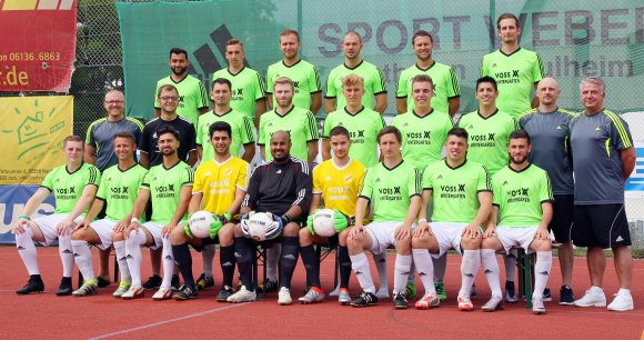 Der Kader des TSV Zornheim, hinten von links: David Inayt, Dennis Barth, Timo Tautenhahn, Simon Melles, Fabian Tautenhahn, Max Darmstadt. Mitte von links: Kotrainer Florian Merchel, Teamkoordinator Marcel Weißner, Manuel Henss, Florian Marschall, David Mann, Dennis Petermann, Alex Mignogna, Torwarttrainer Klaus Fischer, Trainer Wolfgang Görlich. Vorne v. l.: Dennis Mastel, Steffen Fassnacht, Hassan Yildiz, Sorush Hasari, Jamie Hosefelder, Peter Schwanzer, Ulli Henss, Valentino Mignogna, Toni Agati. Es fehlen: Moritz Hedderich, Nils Horn, Thomas Schulz, Niklas Winkler.