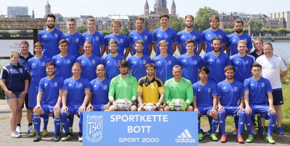 Der Kader der TSG Bretzenheim 46, oben von links: Timo Ernst, Marius Piesch, Ruben Grundei, Patric Komforth, Fynn Pierrets, Patrick Gattner, Tommy Tummers, Dennis Ohlef, Antonio Quint Vila. Mitte v.l.: Carmen Bank (Physio), Rene Moczarski (Betreuer), Patrick Weber, Christopher Brüschke, Timm Köberich, Michael Pfalzgraf, Moritz Lang, Julian Jaroszewski, Jakub Augustyn, Marcus Nungesser, Sebastian Popp, Julian Weinand (Kotrainer), Timo Schmidt (Trainer). Vorne v.l.: Felix Rentschler, Robert Peters, Dennis Dahms, Benedikt Moritz, Alexander Merz, Maximilian Lippold, Kazuhira Shibuya, Nils Krämer, Lukas Harden. Es fehlen: Benedict Krebes, Simon Höss, Sascha Szep, Julian Staiger, Sebastian Schmidt (Torwarttrainer).