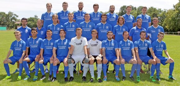 Der Kader des TSV Gau-Odernheim, hinten von links: Christian Stegmaier, Leon Reuter, Lukas Knell, Simon Kustan, Timo Schey, Erik Hübler, Alex Gabrielov. Mitte v.l.: Christoph Hartmüller (Trainer), Steffen Klein (Kotrainer), Peter Merz, Marc Stephan, Maik Strunk, Sascha Nehrbaß, Robin Schittenhelm, Andreas Riedel (Betreuer), Jens Goeth (Betreuer). Vorne v.l.: Christopher Greiner, Maxi Andreas, David Gaedigk,Jochen Koch, Daniel Diel, Lukas Hoth, Michael März, Eric Wischang, Björn Grimm, Damian Szymkow.
