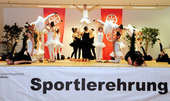 Die Tanzgruppe des Otto-Schott-Gymnasiums bildete neben den Sportakrobatinnen des SAV Laubenheim das Rahmenprogramm.