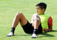 Sieht wahrscheinlich schlimmer aus als es ist: Yoshinori Muto hat sich nicht ernsthaft verletzt.