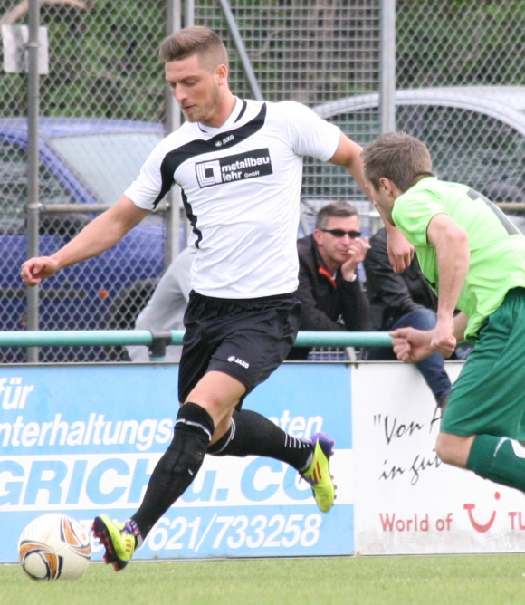 Andreas Ludwig (l,) traf in Kandel direkt nach der Pause zum 1:2-Anschlusstreffer, doch dem folgte nicht mehr viel bei der 1:4-Niederlage beim Meister.