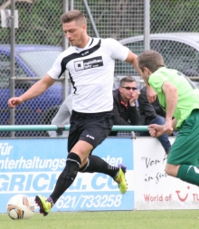 Andreas Ludwig (l,) traf in Kandel direkt nach der Pause zum 1:2-Anschlusstreffer, doch dem folgte nicht mehr viel bei der 1:4-Niederlage beim Meister.
