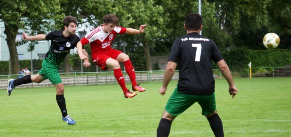 Der eingesprungene Michael Widera: Den Neuzgugang vom FC Kiedrich positionierte Trainer Bert Balte auf der rechten Außenbahn.