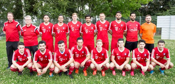 Die Mannschaft von Türkgücü Mainz in der Saison 2016/17. Hinten (v.l.): TW-Trainer Adi Reidenbach, Trainer Gerd Jennewein, Gökhan Demirci, Ümit Damar, Jonas Schmitt, Erol Genc, Frank Egger, Burhan Sarikaya, Erdem Genc, Aykan Demir. Vorne (v.l.): Tugay Genc, Ali Topcu, Selman Yilmaz, Johannes Frank, Jakob Schmitt, Görkem Eyigün, Onur Eyigün,  Rifat Ertas