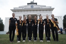 Siegreich für Rheinland-Pfalz: Das Junioren-Voltigierteam des VFZ Mainz-Ebersheim zeigt sich in Redefin mit Landestrainerin Silke Theisen (l.). Es waren beteiligt (v.l.) Elena Calvo-Bräunlich, Ina Rick, Kim Dietel, Gina Herrmann, Emma Wiener, Hannah Steverding und Trainerin Alexandra Dietrich.