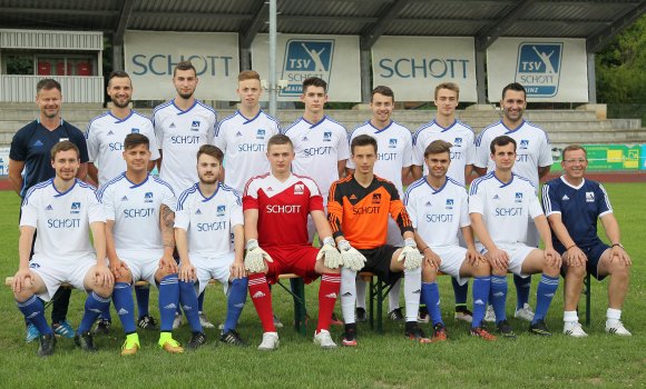 Der Kader des TSV Schott Mainz II, hinten v.l.: Trainer Patrick Bieger, Stefan Göttsching, Andreas Göttsching, Patrick Hochhaus, Michael Hoffmann, Tobias Beck, Daniel Wolf, Dominik Wagner. Vorne v.l.: Christopher Diedrich, Marcel Geiß, Yannik Loos, Alexander Motz, Ruben Zimmer, Domenico Delfino, Kevin Langlitz, Kotrainer Michael Horn.