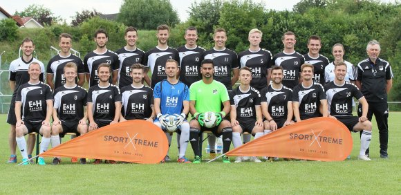  Der Kader des FSV Saulheim, hinten v.l.: Trainer Oliver Schmitt, David Sillo, Jan Kreft, Jannis Neumann, Daniel Weyl, Christian Kröhl, Marcel Baese, Jan Mück, Simon Schmitt, Dominik Klein, Physio Laura Wild, Kotrainer Rudi Schmitt. Vorne v.l.: Sascha Winsi, Cedrik Schmidt, Denis Scharffe, Jonas Kleinschmitt, Simon Müller, Murat Acar, Niklas Schnitter, Florian Vogelsang, Mario Helmlinger, Leonidas Hasselwander. Es fehlen: David Reichle, Pascal Neubauer, Dennis Dziewior, Dominik Theiß.