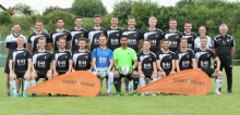  Der Kader des FSV Saulheim, hinten v.l.: Trainer Oliver Schmitt, David Sillo, Jan Kreft, Jannis Neumann, Daniel Weyl, Christian Kröhl, Marcel Baese, Jan Mück, Simon Schmitt, Dominik Klein, Physio Laura Wild, Kotrainer Rudi Schmitt. Vorne v.l.: Sascha Winsi, Cedrik Schmidt, Denis Scharffe, Jonas Kleinschmitt, Simon Müller, Murat Acar, Niklas Schnitter, Florian Vogelsang, Mario Helmlinger, Leonidas Hasselwander. Es fehlen: David Reichle, Pascal Neubauer, Dennis Dziewior, Dominik Theiß.