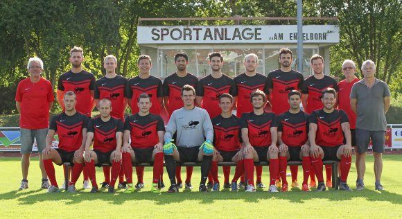 Der Kader des FSV Nieder-Olm, hinten v.l.: Vorsitzender Uwe Beck, Marcel Schwab, Kai Gerstel, Markus Hafner, Arian Tavakoli, Julian Rappold, Felix Widmer, Rawas Koshnau, Alexander Eckert, Trainer Wolfgang Hamer, Abteilungsleiter Rüdiger Asmussen. Vorne v.l.: Matthias, Cygon, Oliver Speth, Rico Kreutzer, Jascha Eimann, Justus Fichtelberger, Adrian Ossen, Ruzbeh Abdollahzadehsagha, Aaron Krüger. Es fehlen Wladimir Tislenko, Julius Wiebe, Ivo Schedereit, Ferdi Aust und Torwarttrainer Christopher Louis.