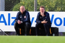 In der Vorbereitung saß Rouven Schröder auch mal auf der Gegengeraden, hier mit Teammanger Darius Salbert in Alzey. Wenn es ernst wird, will er allerdings auf der Bank platznehmen.