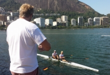 Nicht so nah dran wie gewohnt, aber immerhin: Moritz Moos und Jason Osborne können auch am Zuckerhut auf die Hilfe ihres Trainers Robert Sens bauen. 