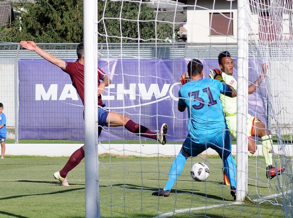 Jean-Philippe Gbamin (r.) war an einer der Torchancen vor der Pause beteiligt...