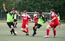 Versammlung im Mittelfeld: Dennis Kirn (l.) setzt sich mit SVW-Außenverteidiger Edin Beslic auseinander, dessen Teamkollege Daniel Richter (r.) abzusichern versucht. Von seinem Gegenspieler Hakim Hamandouche...