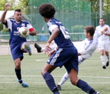 Querliegend schießt Marcel Heeg (weißes Trikot) den Gimbsheimer Kapitän Haciömer Yildiz (l.) an. Als Bogenlampe landet der Ball zum 1:1 im Netz. 