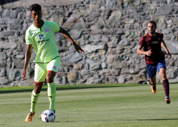Zwei Dutzend in Mainz und einer in Italien: Aaron Seydel, der beim Punktspieldebüt der U23 gegen den FSV Zwickau die Wende eingeleitet hatte, durfte seine Trainingswoche unter Martin Schmidt verbringen. Ganz ausgeschlossen ist sein Einstz bei der U23 in Paderborn dennoch nicht.