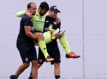 Unschönes Ende: Gianluca Curci schied nach 36 Minuten verletzt aus. Christopher Rohrbeck und Stefan Stüwe trugen den Torwart in die Kabine.