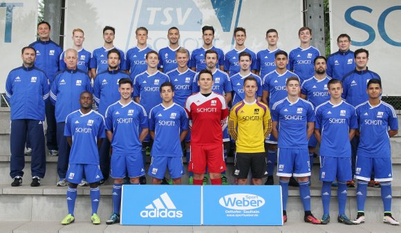 Der Kader des TSV Schott Mainz, hinten von links: Frank Gerhardy (Teammanager), Nils Fischer, Jonas Raltschitsch, Marcel Krabler, Nenad Simic, Serdal Günes, Janek Ripplinger, Jan Just, Sebastian Kühn, Bernd Bangel (Kotrainer). Mitte v.links: Sascha Meeth (Trainer), Klaus Bauer (Kotrainer), David Heser (Athletiktrainer), Nicklas Schlosser, Gerit Wintermeyer, Marco Senftleben, Joshua Iten, Kahled Abou Daya, Necmi Gür, Konstantin Kutschenreuter (Physiotherapeut). Vorne v.l.: Omar Njie, Gianluca Mamone, Itai Palachi, Igor Luketic, David Staegemann, Igor Heizmann, Edis Sinanovic, Ilias Soultani.
