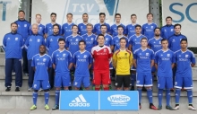 Der Kader des TSV Schott Mainz, hinten von links: Frank Gerhardy (Teammanager), Nils Fischer, Jonas Raltschitsch, Marcel Krabler, Nenad Simic, Serdal Günes, Janek Ripplinger, Jan Just, Sebastian Kühn, Bernd Bangel (Kotrainer). Mitte v.links: Sascha Meeth (Trainer), Klaus Bauer (Kotrainer), David Heser (Athletiktrainer), Nicklas Schlosser, Gerit Wintermeyer, Marco Senftleben, Joshua Iten, Kahled Abou Daya, Necmi Gür, Konstantin Kutschenreuter (Physiotherapeut). Vorne v.l.: Omar Njie, Gianluca Mamone, Itai Palachi, Igor Luketic, David Staegemann, Igor Heizmann, Edis Sinanovic, Ilias Soultani.