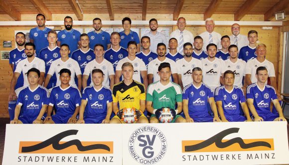 Der Kader des SV Gonsenheim, hinten von links: Trainer Babak Keyhanfar, Kotrainer Ertan Ekiz, Betreuer Zeki Erarslan, Betreuerin Bettina Stritter, Teammanager Marvin Bylsma, Vorsitzender Joachim Mayer, Vorstandsmitglied Horst Hensel, Zweier Vorsitzender Hans Walter Sans. Dritte Reihe v.l.: Maziar Namavizadeh, Robin Lehmann, Lirion Aliu, Alexander Rimoldi, Maximilian Kimnach, Malik McLemore, Jan Itjeshorst, Jannik, Kern, Jonas Eichbladt. Zweite Reihe v. l.: Stefano Pennella, Belel Meslem, Maximilian Zeringer, Jonas Hofmann, Mustafa Yilmaz, Balcan Sari, Marc Beck, Nils Letz, Maximilian Pflücke. Vorne v.l.: Shun Shibata, Fahim Shahed, Maxim Bujnov, Kevin Darmstädter, Paul Simon, Damir Bektasevic, Kevin Gsimbsl, Johannes Gansmann. Es fehlen: Frank Specht (Sportlicher Leiter), Torwarttrainer Ernst Hennig, Andreas Klapper, Jan Schulz.