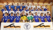 Der Kader des SV Gonsenheim, hinten von links: Trainer Babak Keyhanfar, Kotrainer Ertan Ekiz, Betreuer Zeki Erarslan, Betreuerin Bettina Stritter, Teammanager Marvin Bylsma, Vorsitzender Joachim Mayer, Vorstandsmitglied Horst Hensel, Zweier Vorsitzender Hans Walter Sans. Dritte Reihe v.l.: Maziar Namavizadeh, Robin Lehmann, Lirion Aliu, Alexander Rimoldi, Maximilian Kimnach, Malik McLemore, Jan Itjeshorst, Jannik, Kern, Jonas Eichbladt. Zweite Reihe v. l.: Stefano Pennella, Belel Meslem, Maximilian Zeringer, Jonas Hofmann, Mustafa Yilmaz, Balcan Sari, Marc Beck, Nils Letz, Maximilian Pflücke. Vorne v.l.: Shun Shibata, Fahim Shahed, Maxim Bujnov, Kevin Darmstädter, Paul Simon, Damir Bektasevic, Kevin Gsimbsl, Johannes Gansmann. Es fehlen: Frank Specht (Sportlicher Leiter), Torwarttrainer Ernst Hennig, Andreas Klapper, Jan Schulz.