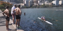 Improvisationskünstler: Der Mainzer Landestrainer Robert Sens (weißes Shirt) hat seine Schützlinge Moritz Moos und Jason Osborne unter der Woche auf dem Wasser ins Rutschen gebracht.