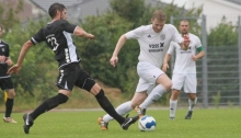 Auch in der vergangenen Saison stand das Duell zwischen dem TSV Zornheim (Mitte: Florian Marschall) und dem FSV Saulheim (l. Jan Kreft) bereits am Anfang der Runde an. Die Zornheimer werden vermutlich diesmal besser aussehen als bei der 0:4-Pleite im Vorjahr.