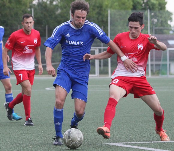 Nicht einmal drei Monate ist es her, dass sich die TSG Bretzenheim 46 und die TSG Hechtsheim in der Landesliga begegneten. Dennoch ist es nahezu unmöglich ein Spielbild zu präsentieren, das ausschließlich Akteure zeigt, die auch bei der Neuauflage der Paarung am Sonntag wieder dabeisein werden. Selbst bei diesem Foto gelingt das nicht ganz: Die Hechtsheimer Ivan Idzan (l.) und Ferhat Erdogan gehören zwar zu den wenigen verbliebenen Stammkräften bei den Hechtsheimern, doch TSG-46-Außenmann Fynn Pierrets ist einer der vielen Spieler, die Trainer Timo Schmidt am Sonntag nicht zur Verfügung stehen werden.