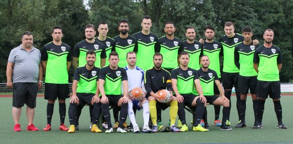 Der Kader des SV Italclub, hinten von links: Kotrainer Jonathan Fishoff, Sargon Odisho, Dennis Kirn, Roberto Maric, Beybal Yuvanc, Nihad Nedzibovic, Diego Armando Uhlig, Amin Ouachchen, Gökhan Akinci, Stjepan Sabljic, Hakim Hamadouche, Fatmir Pupalovic. Vorne v.l.: Samir Ouachchen, Thomas Strohmeier, Christian Schweizer, Emilio Greco, Mahmoud Bassile, Gaetano Peritore. Es fehlen: Trainer Hasan Celebi, Amir Hodzic und Angelo Schiliro.