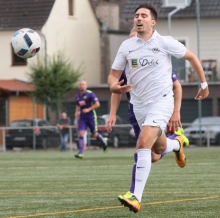 Den Strafstoß zur Bodenheimer Führung in Altleiningen holte Norman Loos heraus, doch der Preis war hoch: Mit einer Risswunde am Knie musste der VfB-Stürmer im Krankenhaus vorbeischauen.
