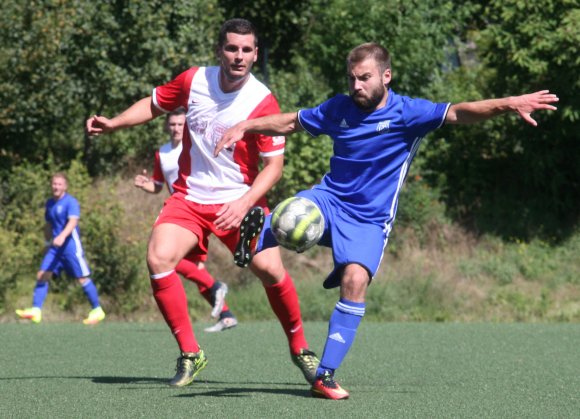 Antonio Quint Vila (r.) war für die TSG Bretzenheim 46 beim jüngsten Aufeinandertreffen mit der TSG Hechtsheim im Mai noch nicht für die Gastgeber am Ball, aber auch er hatte nach einigen guten Ansätzen in der ersten Halbzeit gegen die Gästeabwehr (l. Ljubo Dragun) wenig zu bestellen.