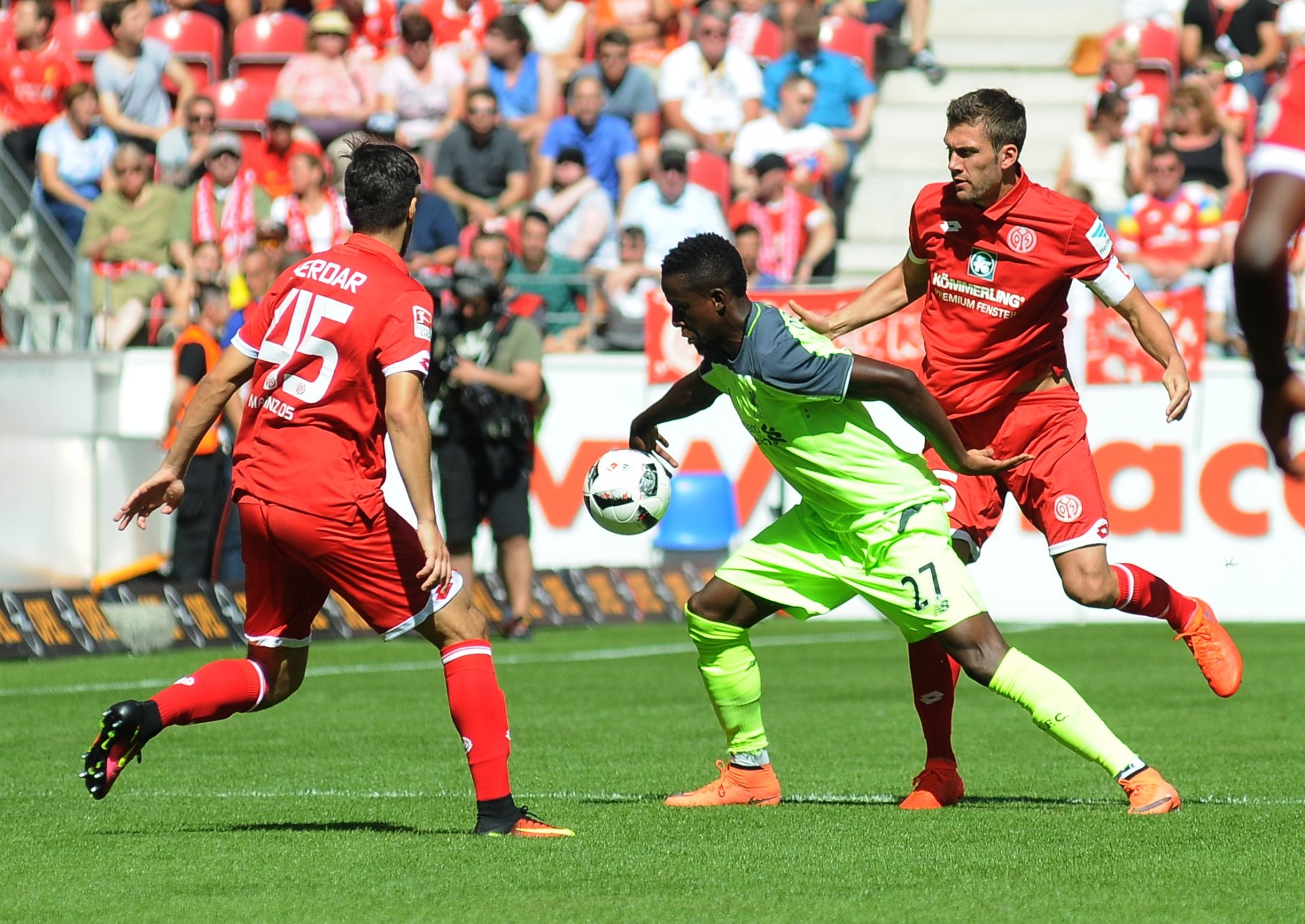 Divock Origi hat es schwer. Hinter ihm steht Stefan Bell, vor ihm Suat Serdar.