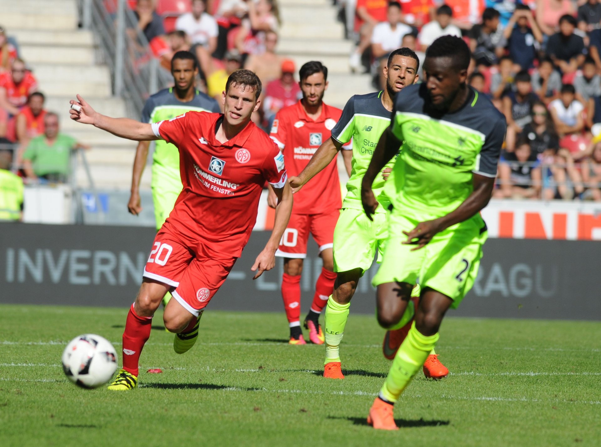 Fabian Frei (l.) fing im Mittelfeld an und ging später in die Innenverteidigung