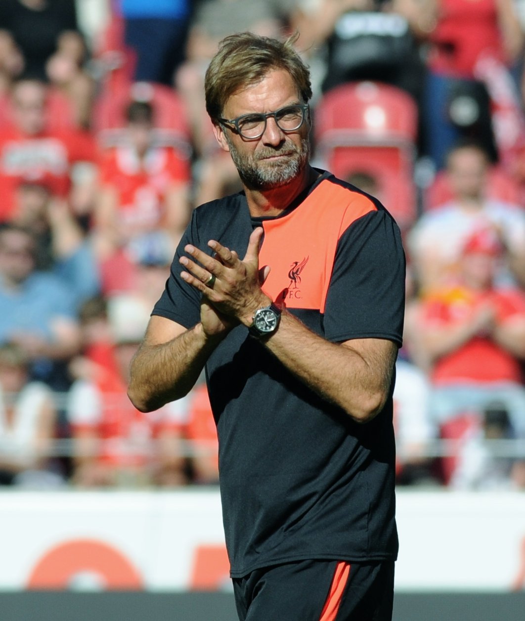 Beinahe wie früher: Jürgen Klopp applaudiert den Fans.