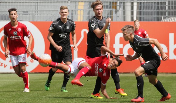 Sich querlegen für jeden Ball, wie es hier gegen den FSV Zwickau Devante Parker praktiziert: Das erwartet Sandro Schwarz von seiner Mannschaft auch am Mittwoch gegen den VfL Osnabrück.