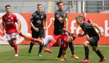 Sich querlegen für jeden Ball, wie es hier gegen den FSV Zwickau Devante Parker praktiziert: Das erwartet Sandro Schwarz von seiner Mannschaft auch am Mittwoch gegen den VfL Osnabrück.