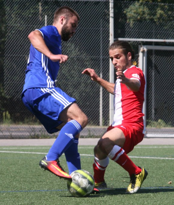 Wenn der Hechtsheimer Defensivmann Gassan Odeh in Hockhaltung Fußball spielt, bleibt von dem Neuzugang nicht viel Höhe übrig. Mit der TSG hat der Defensivmann aber einen guten Saisonstart in der Landesliga hingelegt, während Toni Quint Vila (l.) und seine TSG Bretzenheim 46 noch auf die ersten Zähler warten. Die soll es am Sonntag gegen Aufsteiger ASV Maxdorf geben. 
