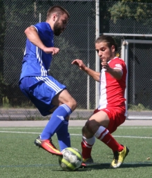 Wenn der Hechtsheimer Defensivmann Gassan Odeh in Hockhaltung Fußball spielt, bleibt von dem Neuzugang nicht viel Höhe übrig. Mit der TSG hat der Defensivmann aber einen guten Saisonstart in der Landesliga hingelegt, während Toni Quint Vila (l.) und seine TSG Bretzenheim 46 noch auf die ersten Zähler warten. Die soll es am Sonntag gegen Aufsteiger ASV Maxdorf geben. 
